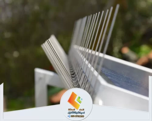 افضل طارد حمام بالرياض | 0573977003 | اتحاد المملكة حاجز طيور معدني مثبت على الحافة الخارجية للحد من تجمع الحمام فوق المبنى.
